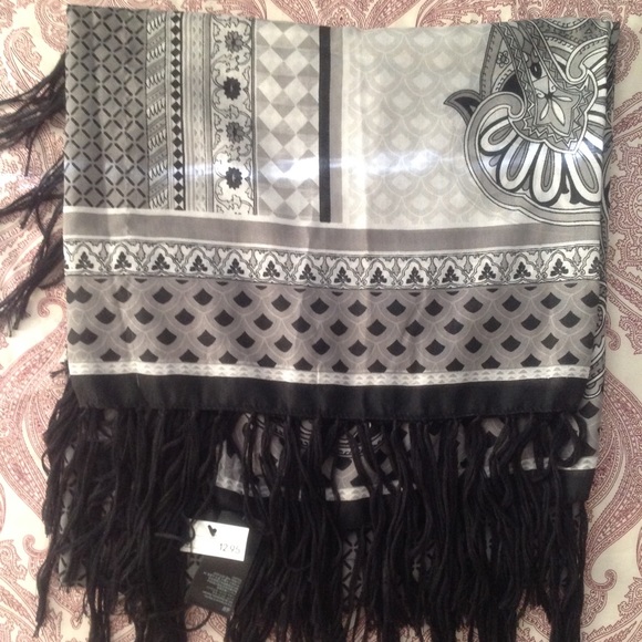 NWT Oversized Boho Fringed Scarf/Wrap - Picture 2 of 3